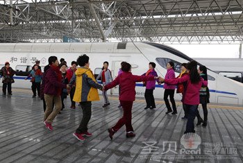 幸福老人一大怪:出门旅游带着牙医嗨4
