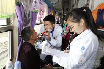 幸福老人一大怪:出门旅游带着牙医嗨7